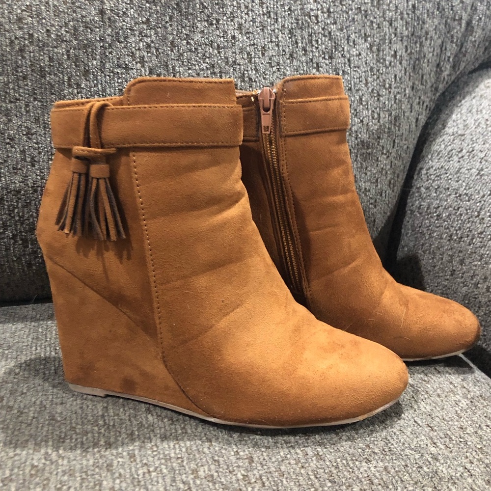 Bootie (chestnut in color)